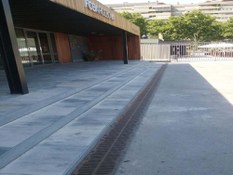 Foto 3 del proyecto Canales de drenaje ULMA en la entrada del  CAMP NOU