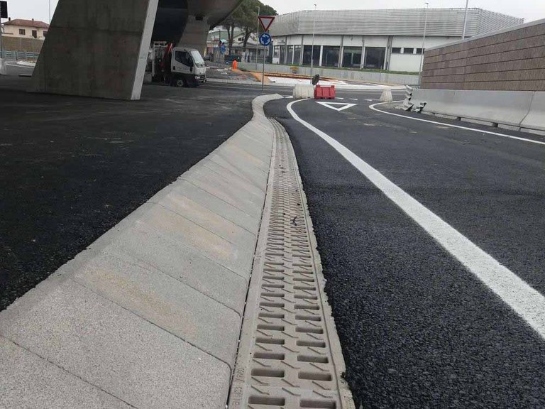 Canales KOMPAQDRAIN® en una carretera al Norte de Italia