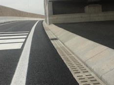 Foto 1 del proyecto Canales KOMPAQDRAIN® en una carretera al Norte de Italia