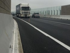 Foto 3 del proyecto Canales KOMPAQDRAIN® en una carretera al Norte de Italia