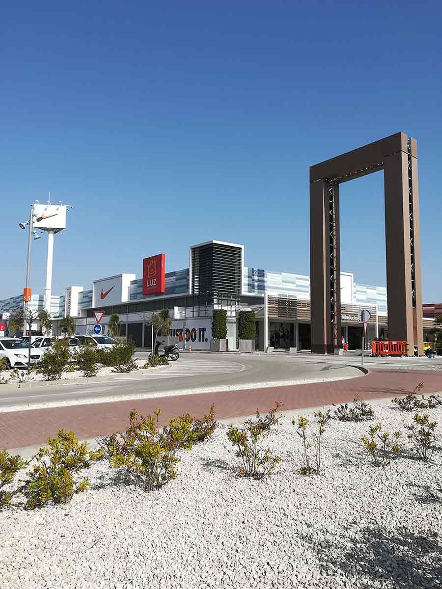 Canales ULMA con rejilla ranurada en la reforma del Parque Luz Shopping (Jerez) — Canalización y drenaje