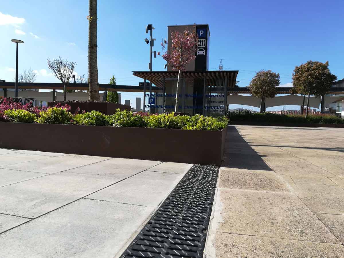 Foto 2 del proyecto El centro comercial Megapark en Bilbao instala canales ULMA