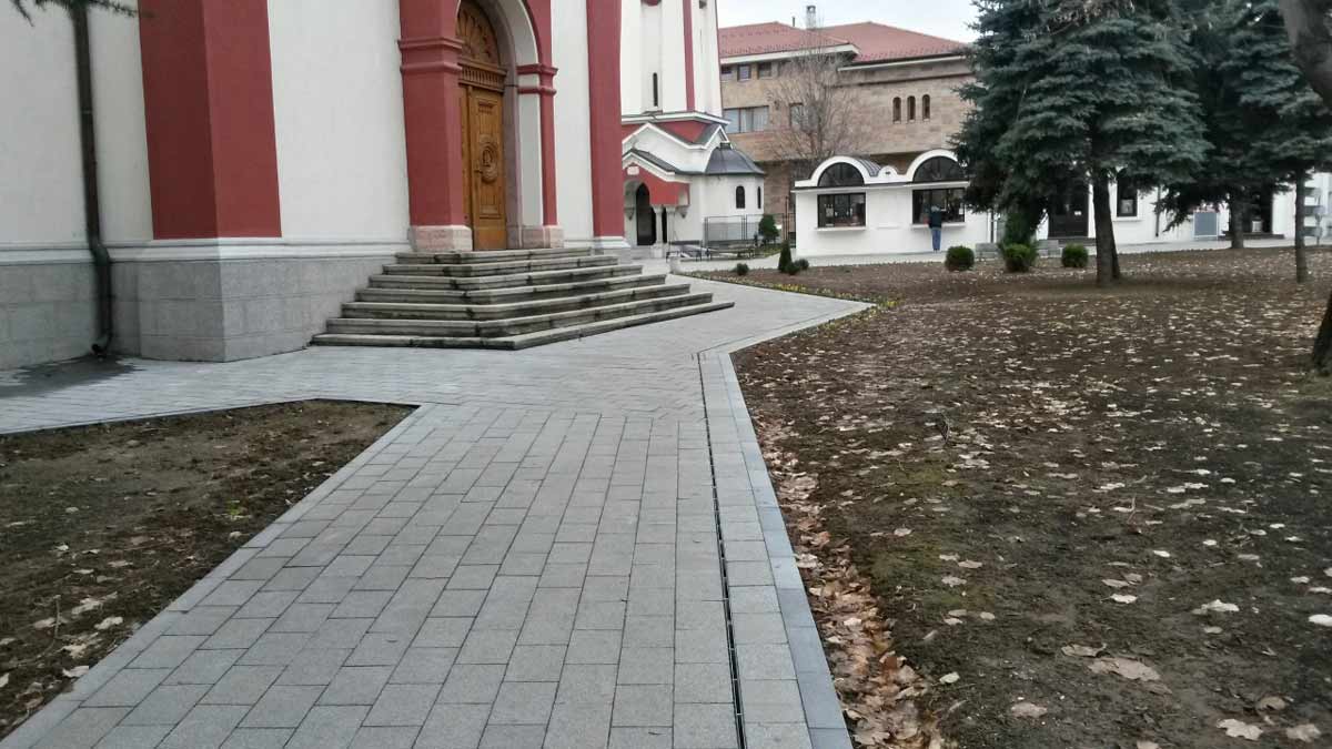 Foto 2 del proyecto Reja ranurada oculta en la iglesia de Kragujevac, en Serbia