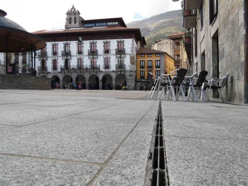 Rejilla ranurada en la plaza mayor de AZPEITIA : ESTÉTICA Y CAPACIDAD HIDRÁULICA