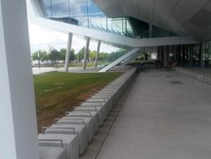 Foto 1 del proyecto Rejilla ranurada ULMA en la Kedge Business School en Burdeos