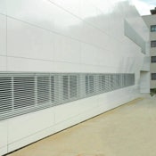 Foto 3 del proyecto Fachada blanca y lisa en el Centro de Salud Barberá