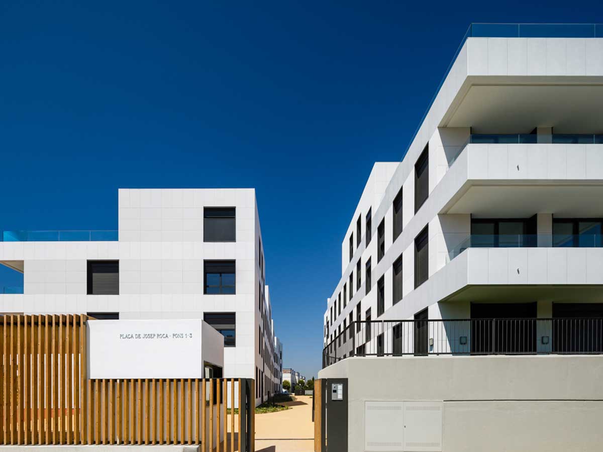 Conjunto residencial en Sitges con fachada ULMA