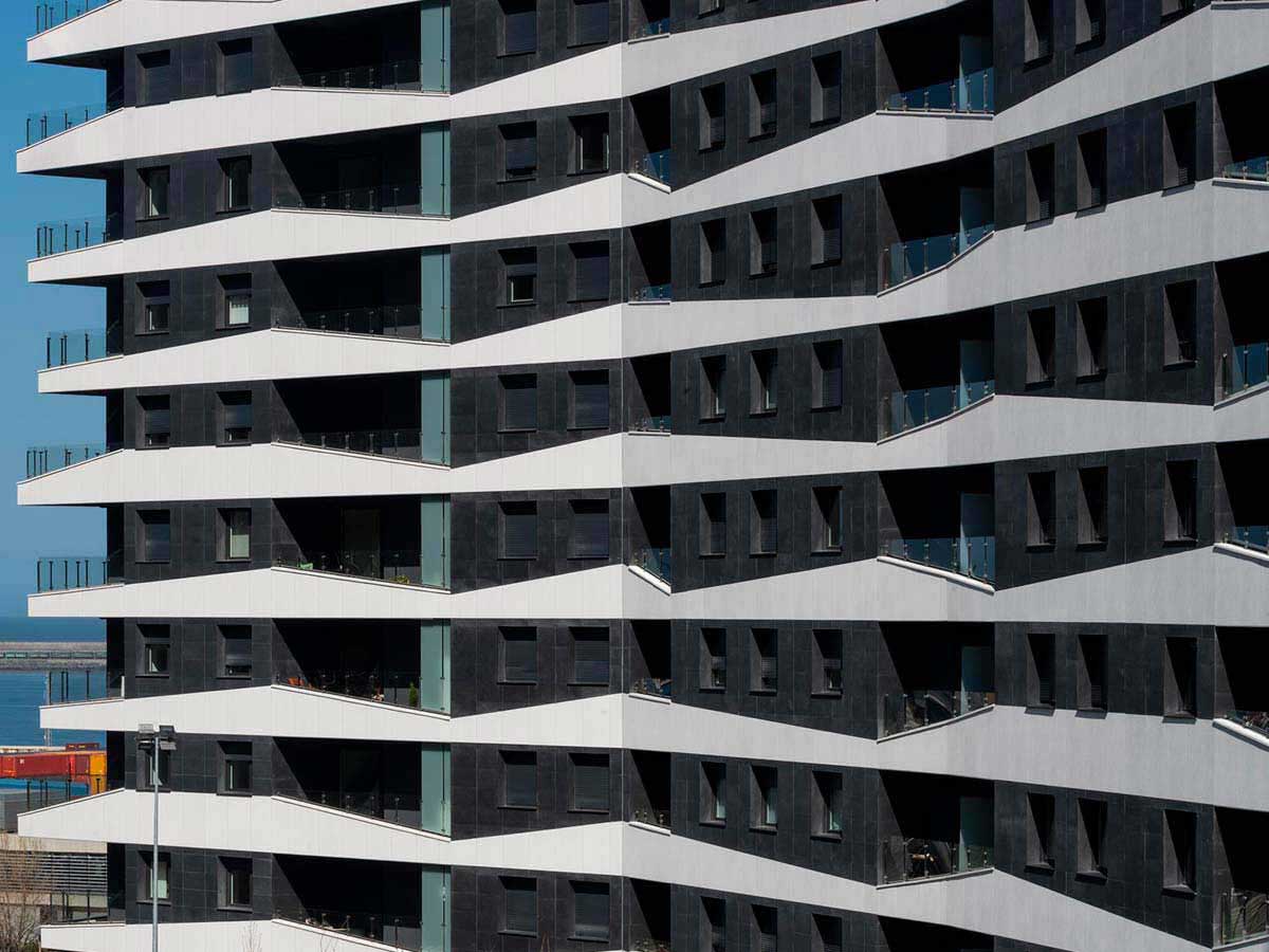 Cortes geométricos para una fachada saliente