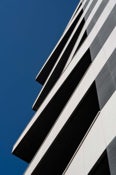 Foto 5 del proyecto Cortes geométricos para una fachada saliente