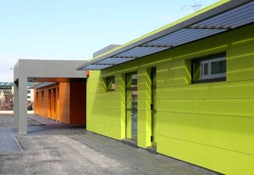 Foto 1 del proyecto Fachada Ventilada de colores vivos en la Guardería Salburua