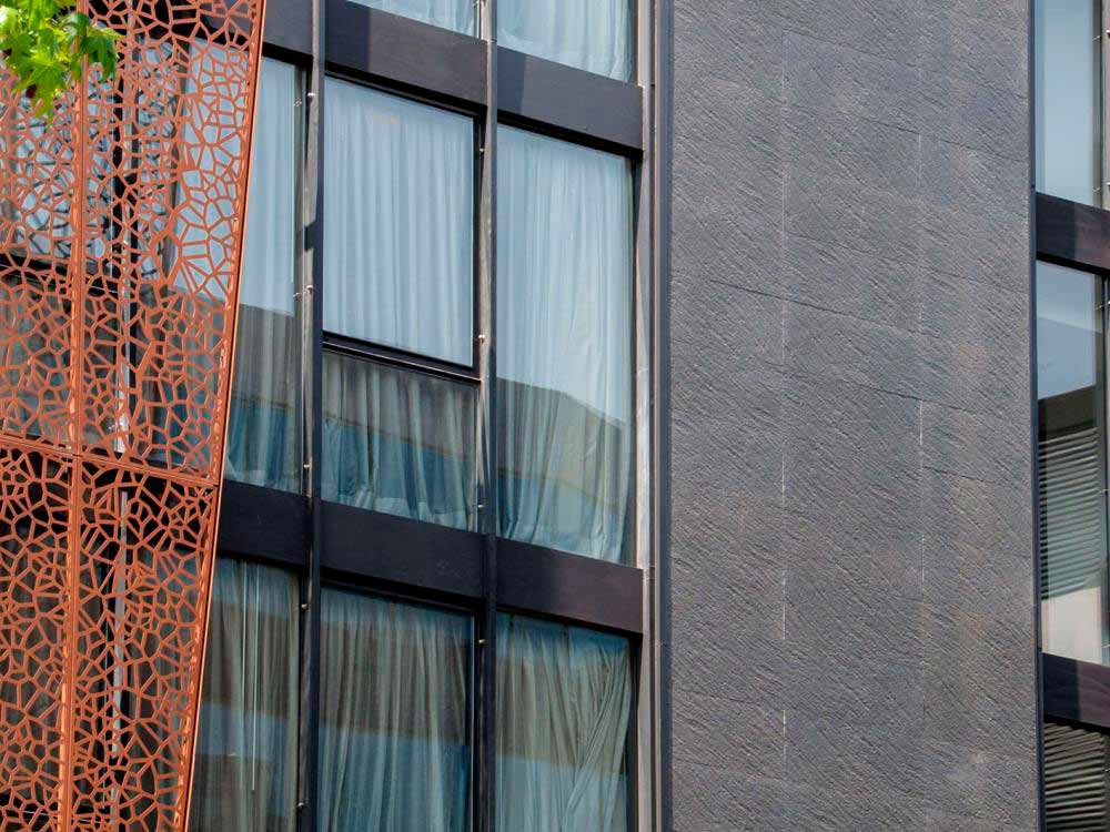 Foto 1 del proyecto Fachadas Ventilada ULMA en el  Hotel Ladera de Santiago, CHILE