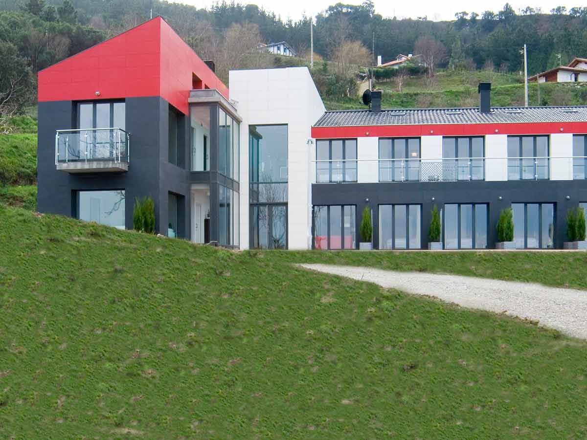 Fachada ULMA en Hotel ARBE junto al mar