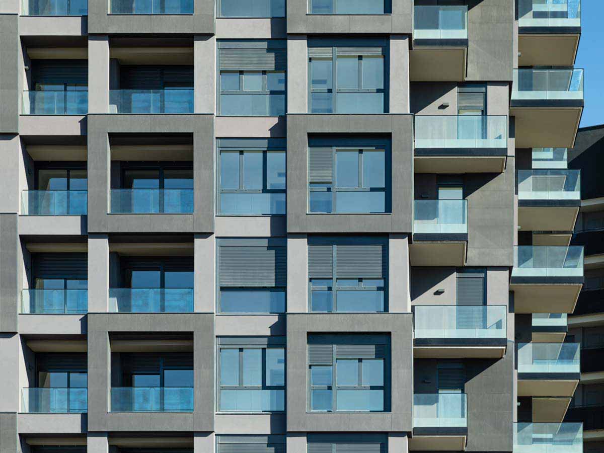 Fachada con volúmenes dinámicos