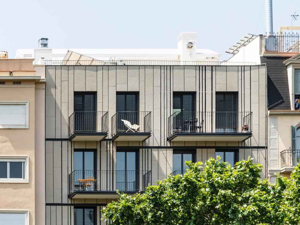 Solución de lamas verticales  y junta de 20 mm para vivienda en Barcelona