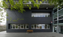 Foto 1 del proyecto Escuela con fachada renovada gracias a la textura Papel