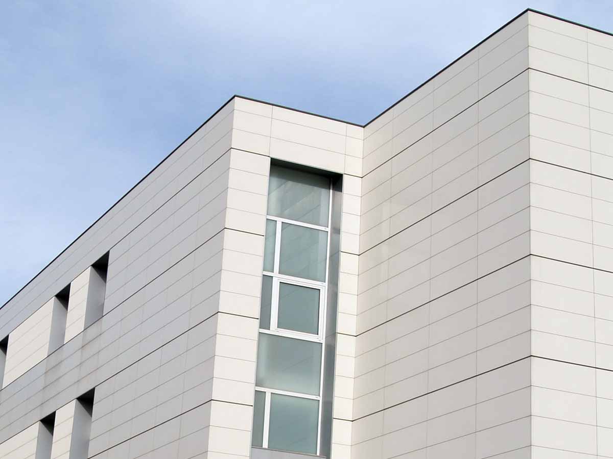 Fachada ventilada ULMA en este complejo hospitalario
