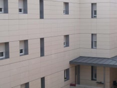 Foto 1 del proyecto Fachada ventilada ULMA en este complejo hospitalario