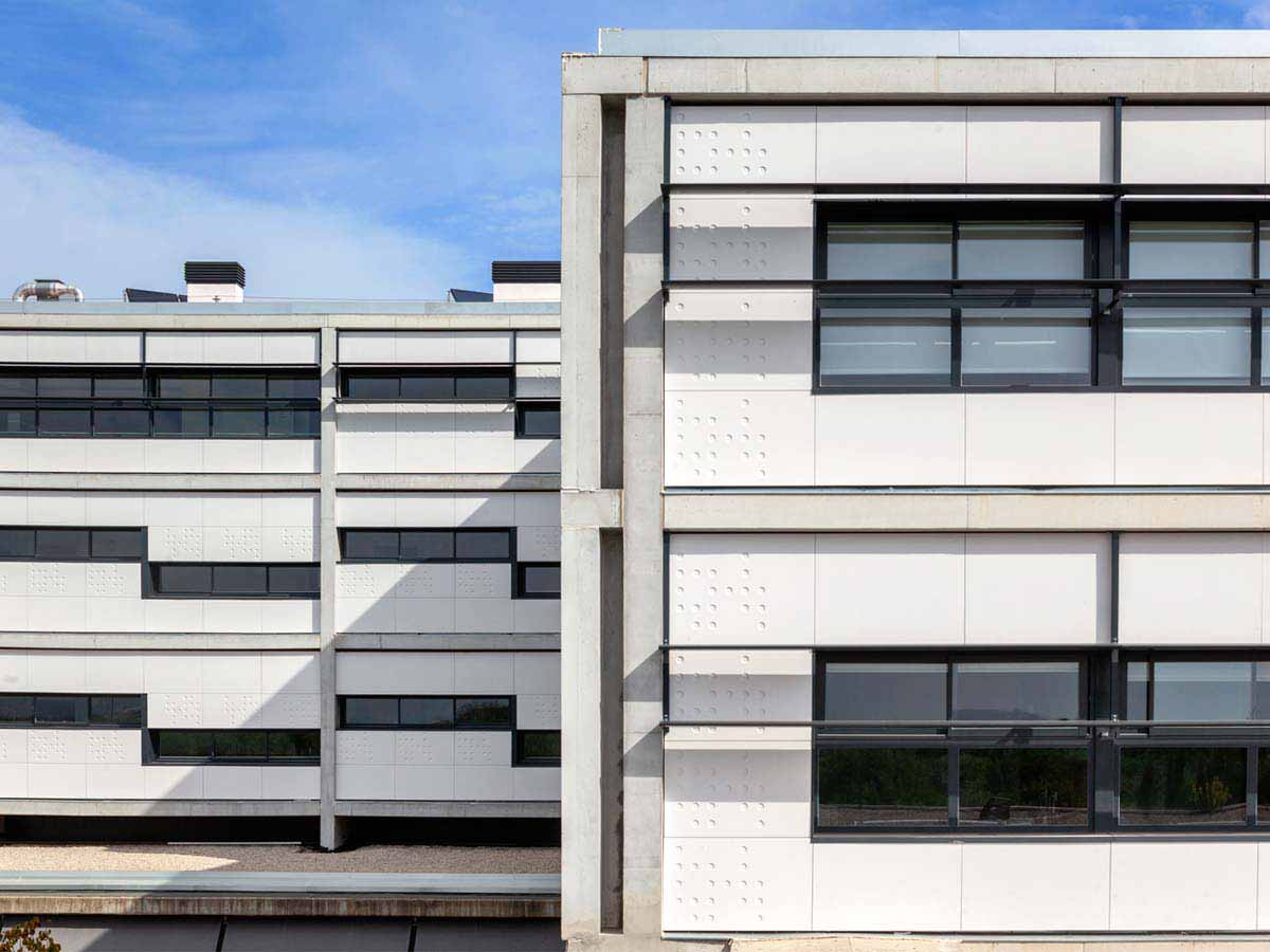 Fachada singular con placas semiperforadas ULMA