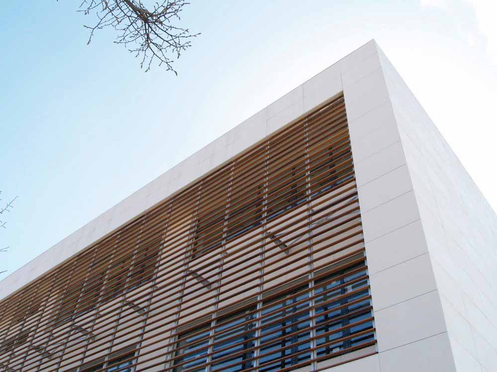 Fachada ULMA en la Universidad del País Vasco – Vitoria