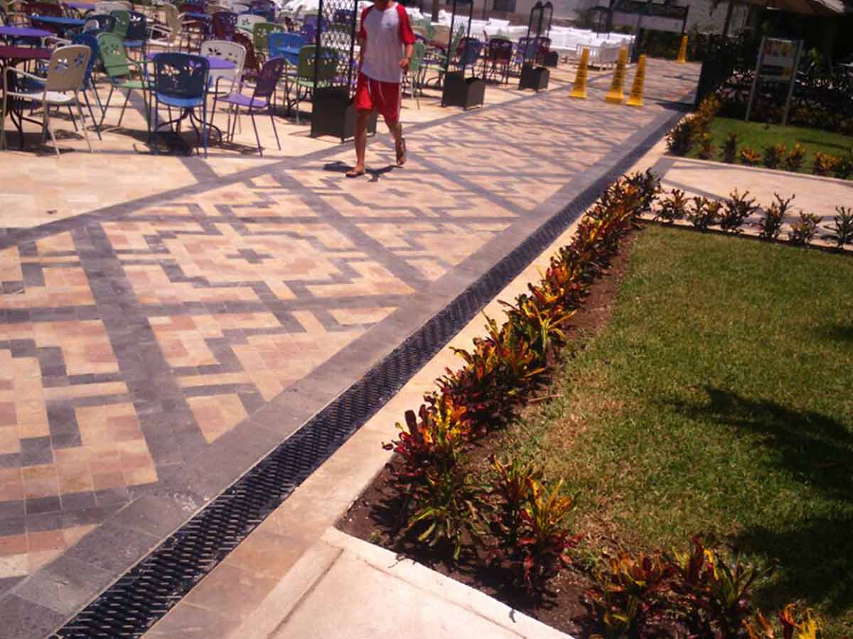 Canaletas de concreto polimérico de ULMA en el Hotel Sandos, Playa del Carmen, Quintana Roo