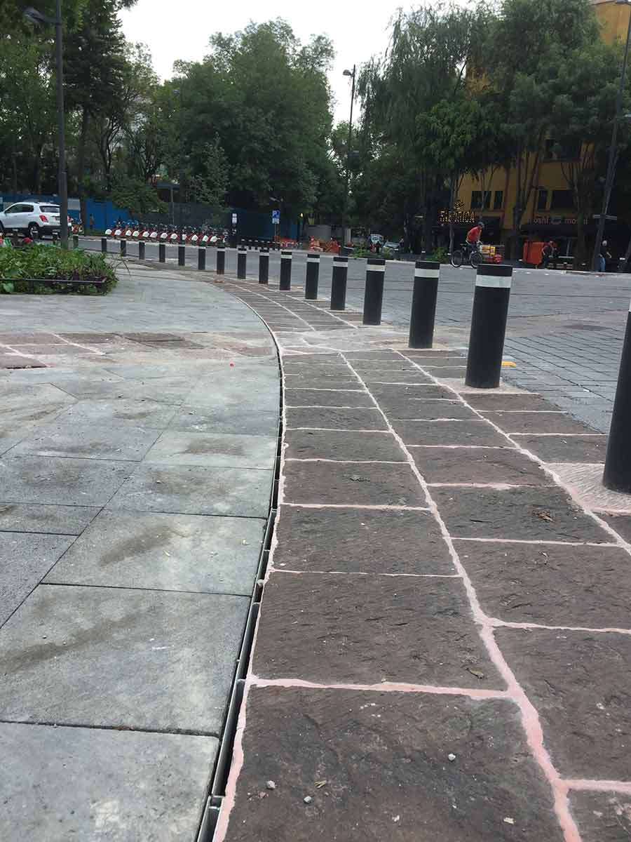 Canaleta de concreto polímero de ULMA en la plaza Cibeles, Miguel Hidalgo, México DF.