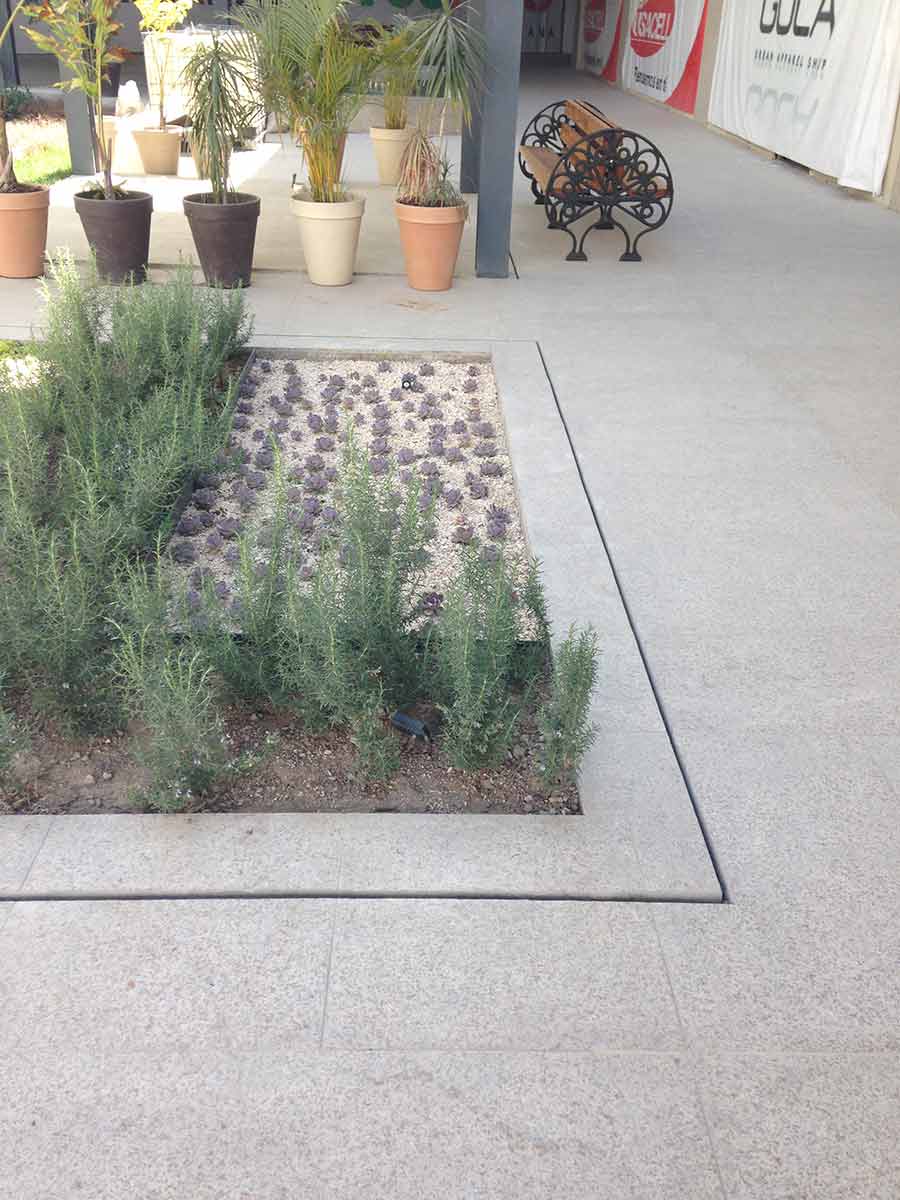 Reja ranurada oculta de ULMA en el centro comercial Plaza Mayor, León - México