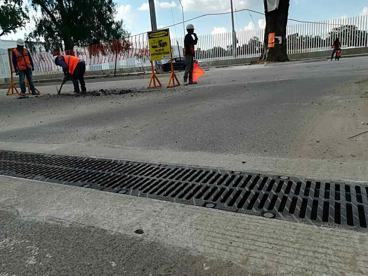 Canaletas de drenaje de ULMA en las calles Tlaloc y Axotlan, Cuautitlán Izcalli, Estado de México