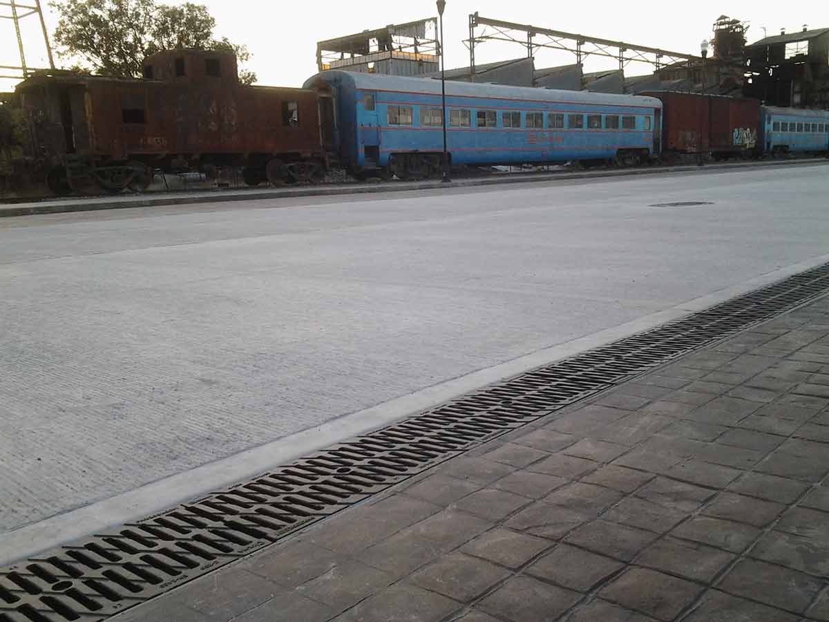Canaleta prefabricada ULMA en la Plaza de las tres centurias, Aguascalientes