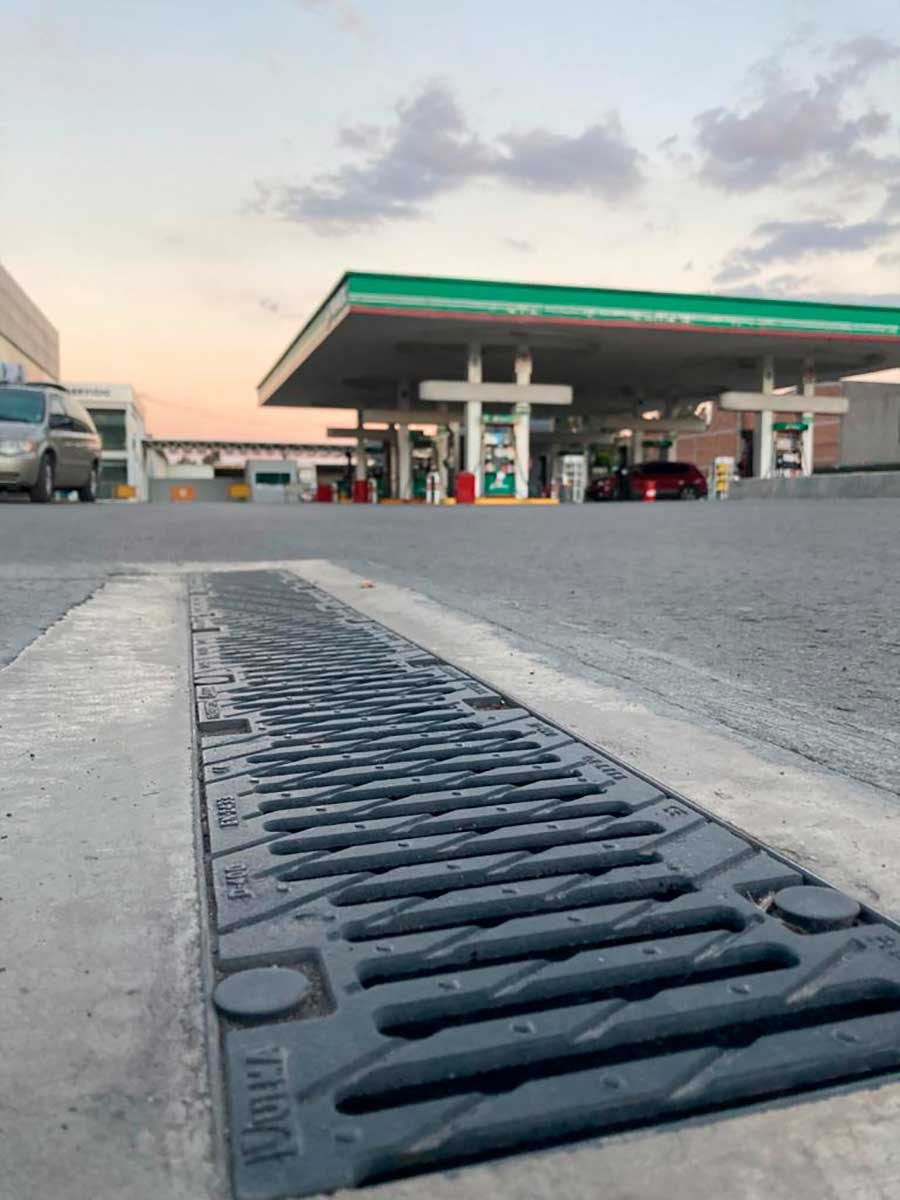 Canaletas de concreto polímero de ULMA en estación de servicio de Cuautitlán Izcalli, Estado de México