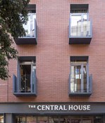 Foto 2 del proyecto Balcón prefabricado moderno para el hostal Central House en Madrid