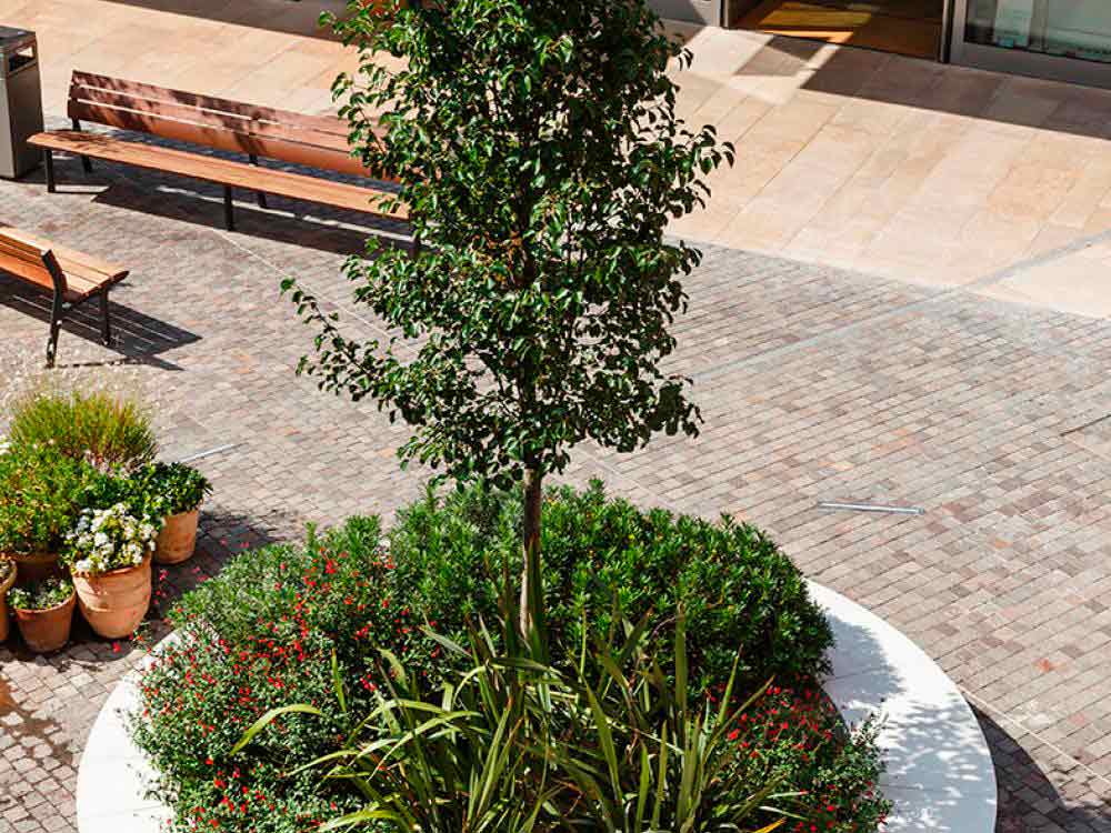 Foto 1 del proyecto Bancos personalizados para un Centro Comercial en  Barcelona