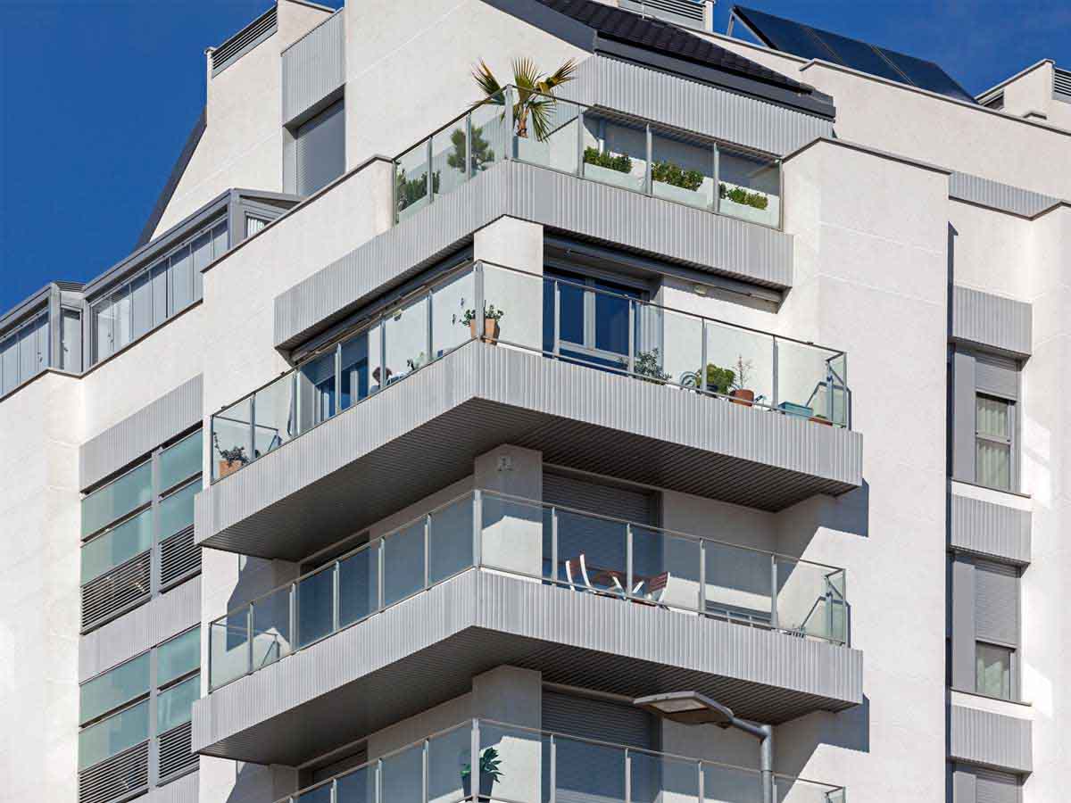 Edificio de viviendas con frentes de balcón exclusivos