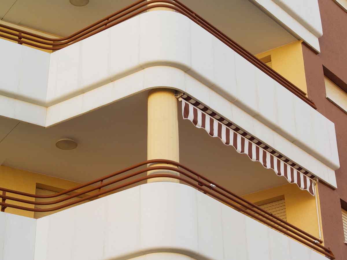 Terraza curva a medida en edificio de Gandía