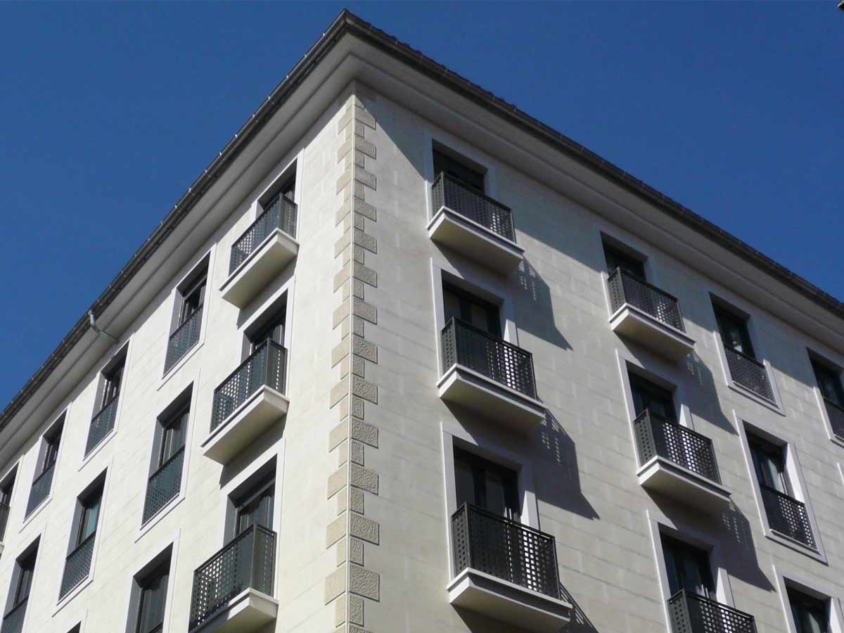 Marcos de ventana en la calle Dimas de Madrid