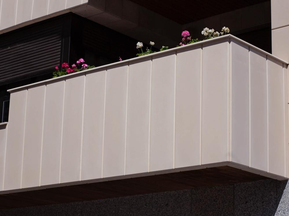 Rehabilitación de viviendas en Alcoy con frentes de terraza  a medida
