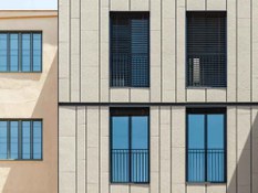 ULMA Fatxaden xafla bertikalen sistema 20 mm-ko junturarekin proiektuko 2. argazkia