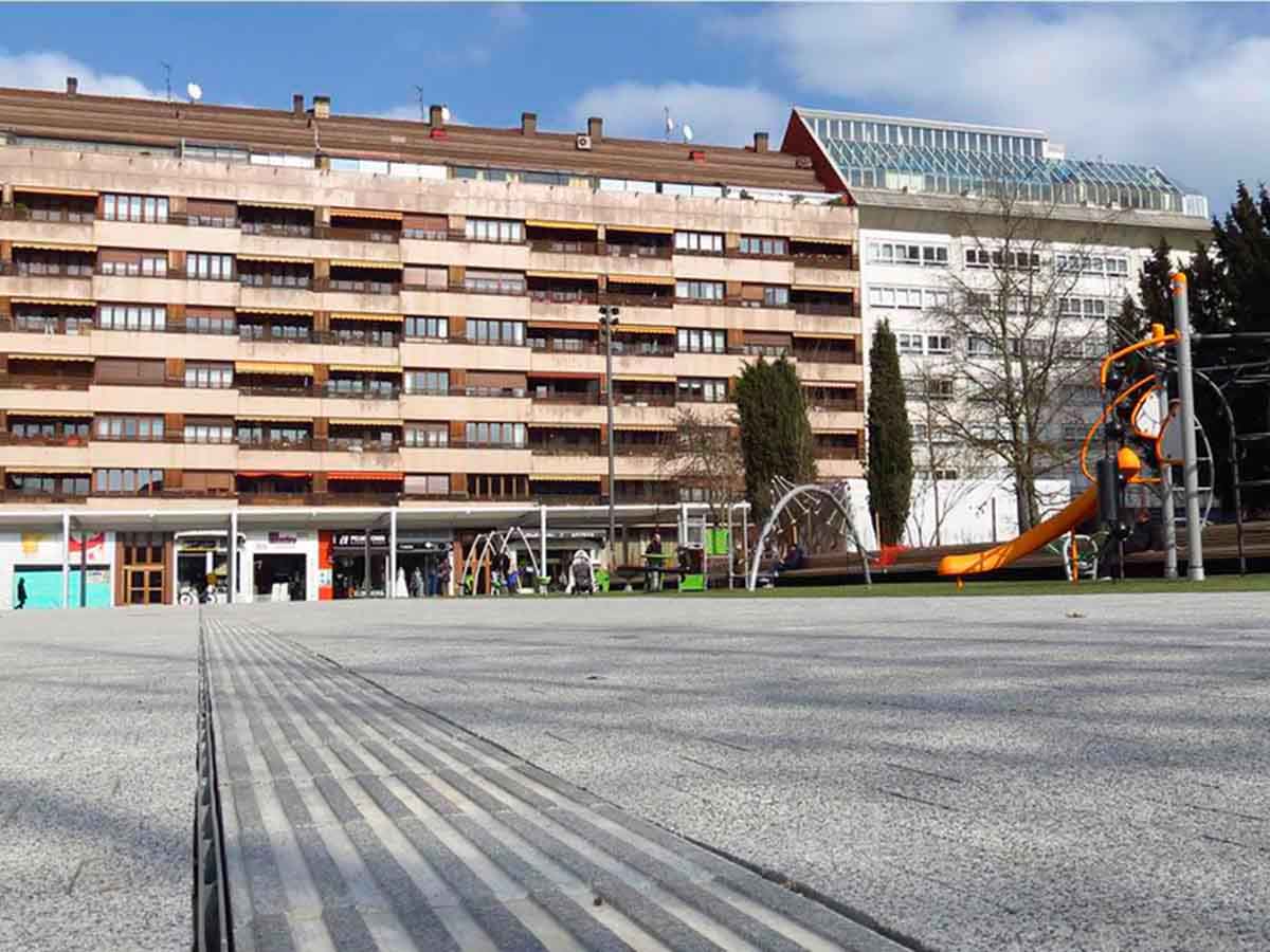 ULMA kanalak berritutako Santa Barbara Plazan, Gasteizen
