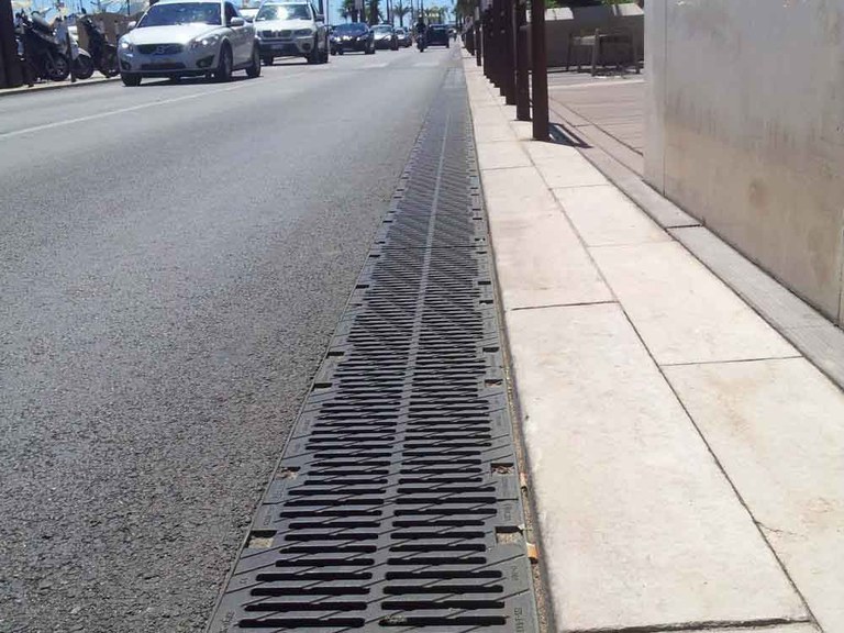 Caniveaux de drainage sur le très célèbre quai, emblème de la ville de Cannes