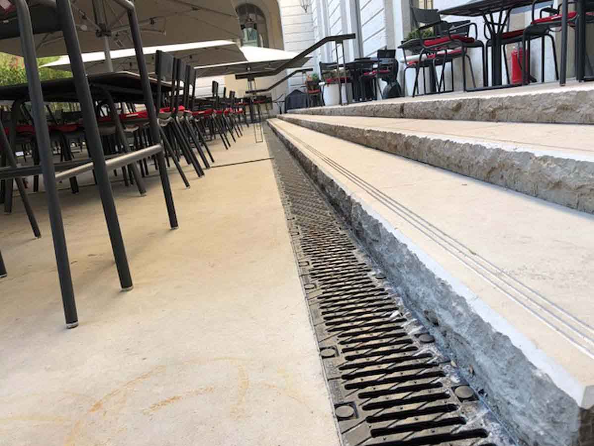 Caniveaux ULMA sur la terrasse du Buddha Bar (Lyon) Caniveaux ULMA sur la terrasse du Buddha Bar (Lyon)