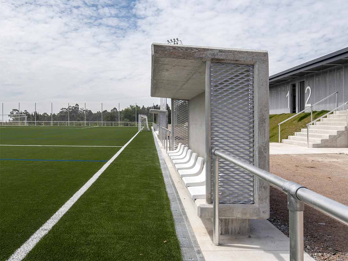 Des caniveaux de drainage specifiques pour les terrains de football Des caniveaux de drainage specifiques pour les terrains de football