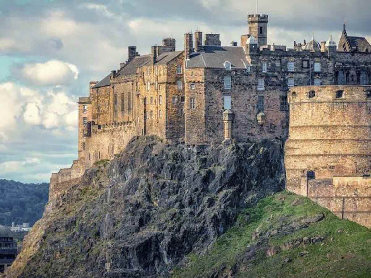 Grilles en acier inoxydable dans un château de 1000 ans d'histoire