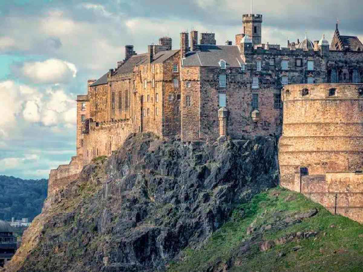 Grilles en acier inoxydable dans un château de 1000 ans d'histoire Grilles en acier inoxydable dans un château de 1000 ans d'histoire