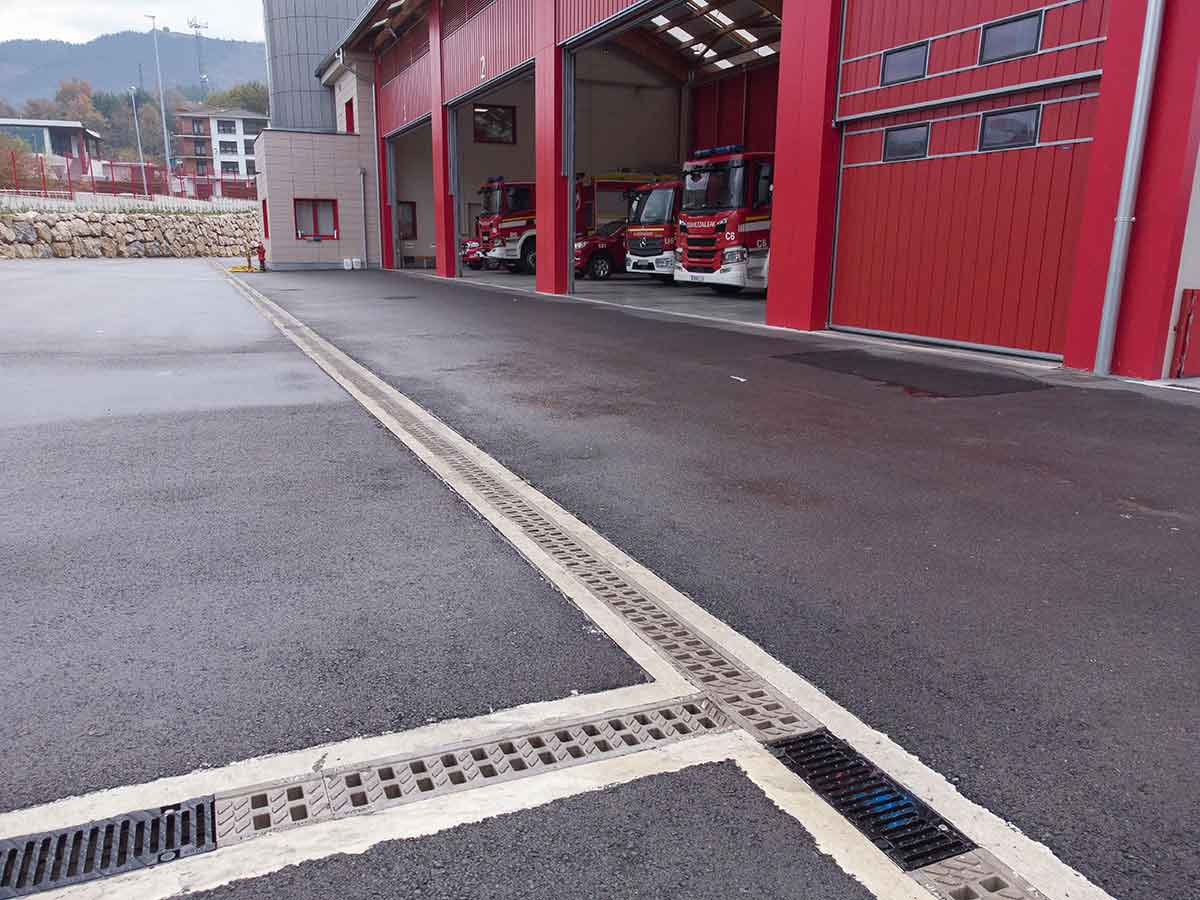 l'importance d'un drainage pluvial adéquat dans une caserne de pompiers