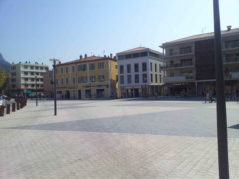 Place Jean Jaures -La Valette du Var avec Grille à fente