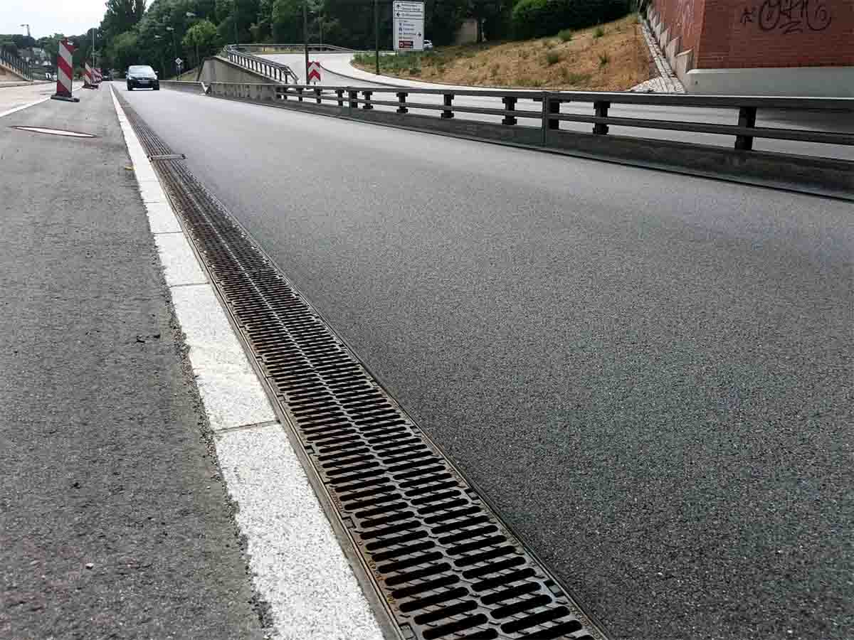 Pourquoi les caniveaux de drainage sont-ils essentiels pour les routes?