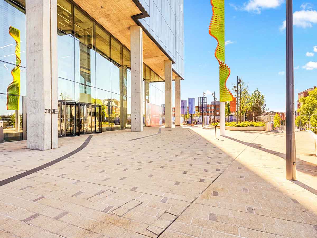 Un système de drainage à fente installé à Station Hill, Reading Un système de drainage à fente installé à Station Hill, Reading