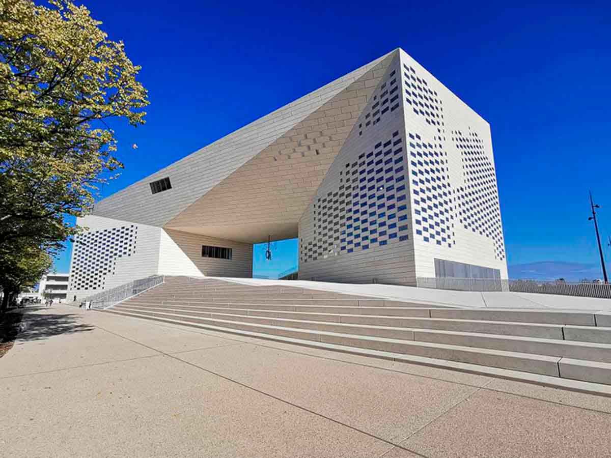 Caditoia a fessura per la MÉCA, emblema di Bordeaux, Francia Caditoia a fessura per la MÉCA, emblema di Bordeaux, Francia