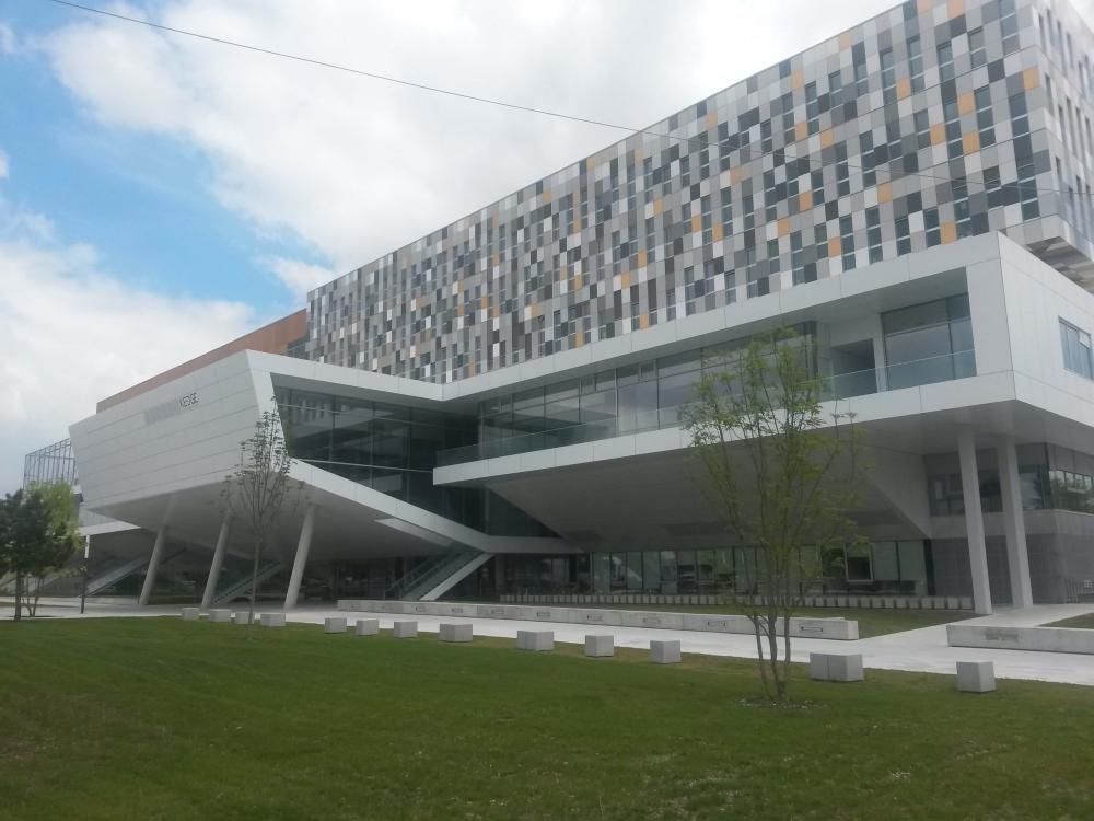 Caditoia a fessura ULMA presso il campus della Kedge Business School a Bordeaux