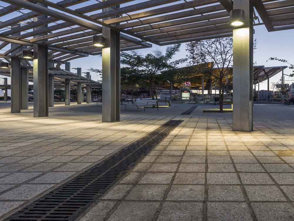 Canali di drenaggio ULMA presso il Mercat dels Encants, Barcellona