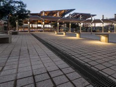 Foto n. 2 del progetto Canali di drenaggio ULMA presso il Mercat dels Encants, Barcellona